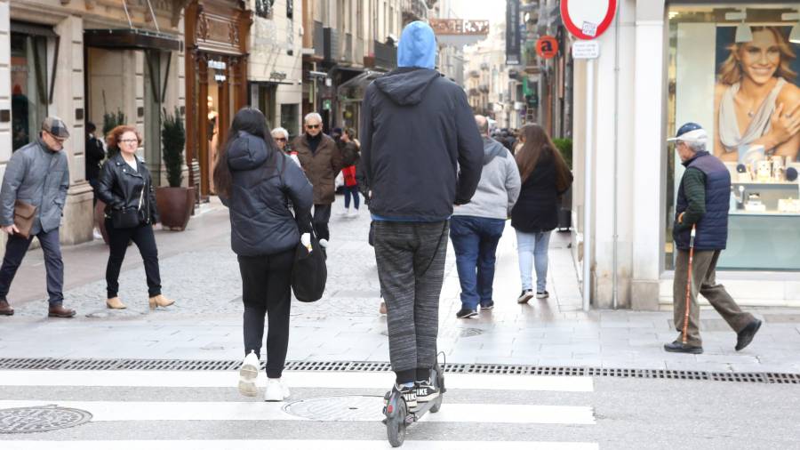 Un patinete eléctrico circulando, esta semana, por la calle Monterols, que es peatonal. FOTO: Alba Mariné