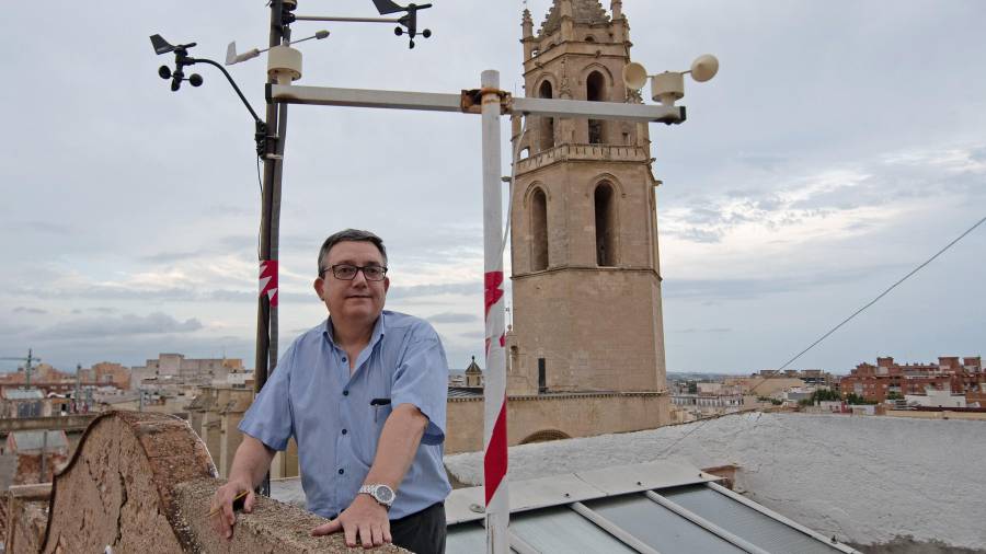 Jordi Bruno, en el tejado del Centre de Lectura, donde está ubicado el observatorio meteorológico. FOTO: Alfredo González