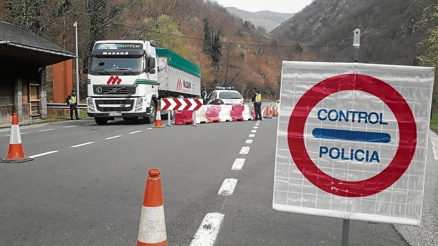 Imagen del control policial en la frontera entre Francia y España en la Val d’Aran activo desde el pasado martes. FOTO: I. DELAURENS