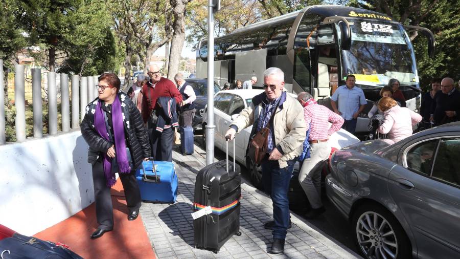 Un grupo de viajeros del Imserso que llegó a Salou procedente de La Coruña este pasado mes de febrero. FOTO: Alba Mariné