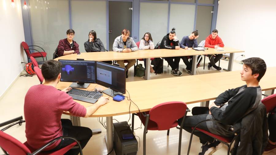 Un grupo de jóvenes participando en el taller de programación de videojuegos, realizado durante la tarde de ayer en Redessa1. FOTO: Alba Mariné