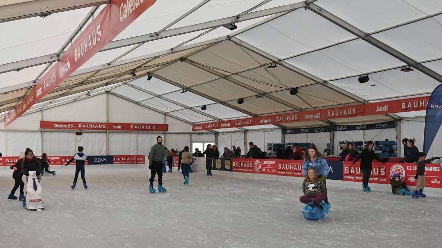 La pista de hielo cuenta con una zona de descanso y con un puesto de comida y bebidas en una carpa de 800 metros. FOTO: ALFREDO GONZÁLEZ