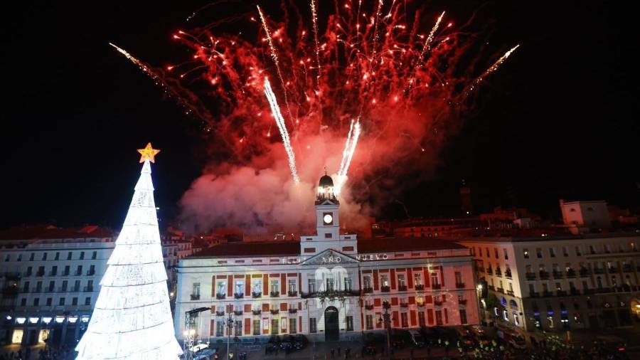 Imagen de los fuegos artificiales en la Puerta del Sol en Madrid. Foto: EFE