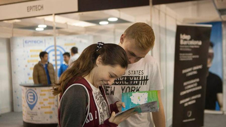 Jóvenes intentan resolver sus dudas sobre el futuro. FOTO: CEDIDA