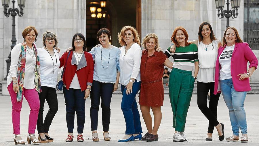De izquierda a derecha: Begoña Floria (PSC), Maribel Rubio (CiU), Carme Crespo (PSC), Victòria Pelegrín (PSC), Victòria Forns (CiU), Arga Sentís (ICV-EUiA), Judit Heras (PP), Patricia Anton (PSC) e Ivana Martínez (PSC). En la foto, delante del Ayuntamiento, falta una componente del grupo, Pilar Juárez, que fue concejal del PP en la legislatura del 2011-2015, quien no pudo acudir a la cita por motivos personales. FOTO: Pere Ferré