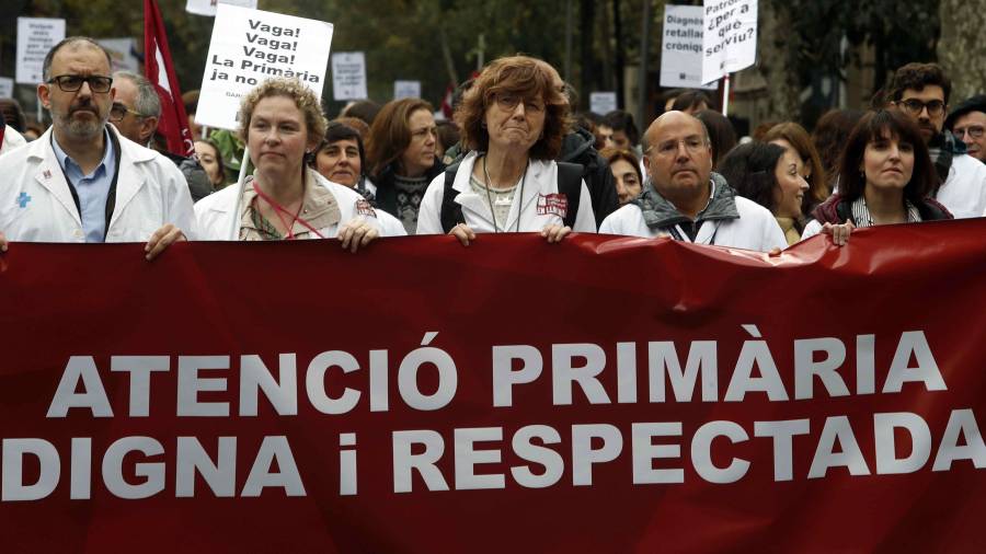 Cientos de médicos de atención primaria protestan ante la sede del Institut Català de Salut (ICS) durante la primera jornada de huelga, celebrada ayer. FOTO: EFE