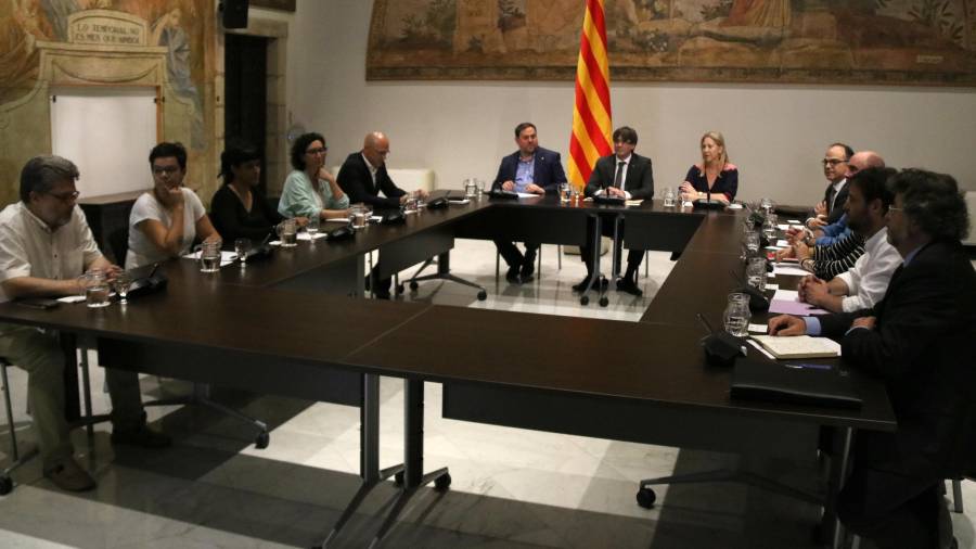 Los partidos del Pacte Nacional pel Referèndum, excepto los comunes, se reunieron ayer convocados por el president Puigdemont. Foto: ACN