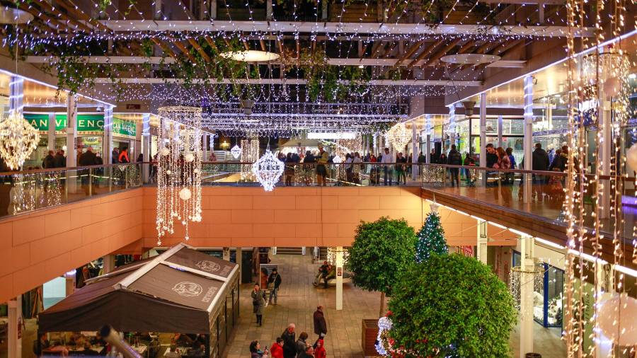 El Centro Comercial El Pallol de Reus, con decoración de Navidad. FOTO: Fabián Acidres - DT