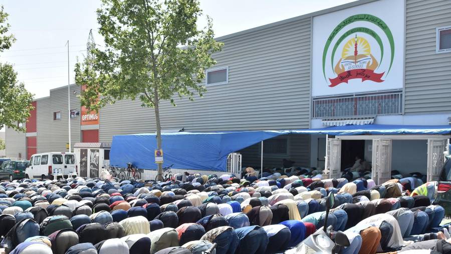 Imagen de archivo de fieles musulmanes rezando en el exterior de la mezquita de Reus en abril
