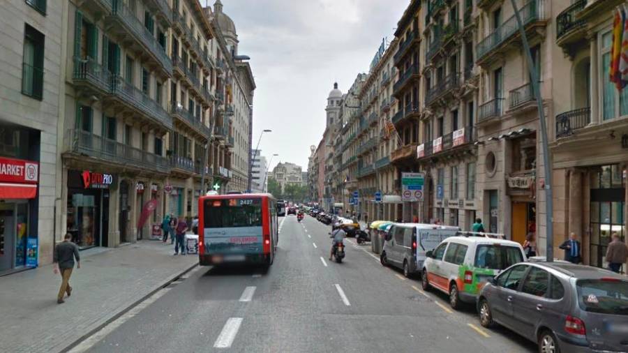Los Mossos d'Esquadra investigan una maleta encontrada la tarde de este miércoles en plena calle Pelai. Foto: Google