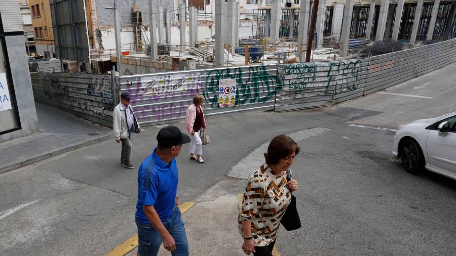 Las obras de construcción del nuevo edificio de viviendas sociales en la calle López Peláez. FOTO: pere ferré
