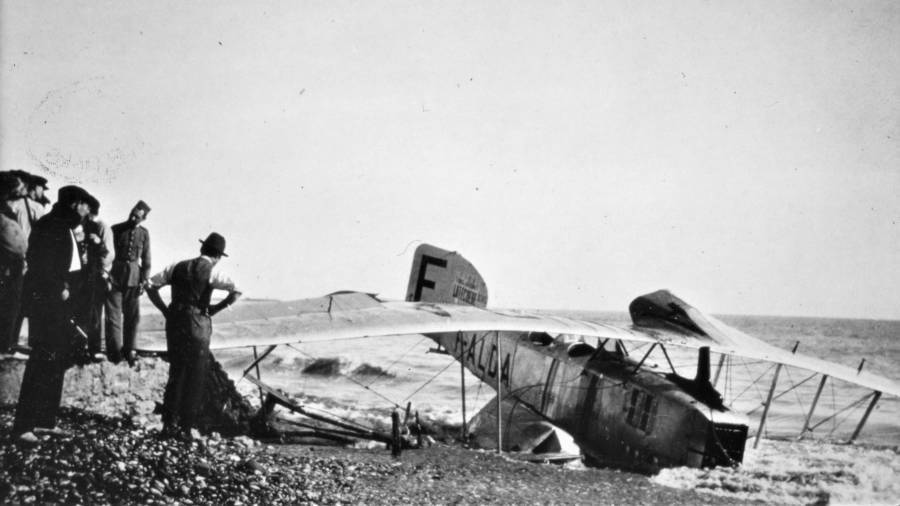 Un avió Breguet XIV accidentat ara farà un segle a la platja de La Pineda el 23/11/1921. El mateix model d’aeroplà es va accidentar anys després a l’Hospitalet de l’Infant. FOTO: Fondation Pierre-Georges Latécoère
