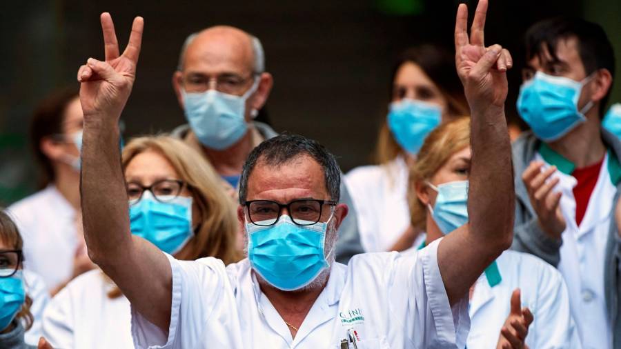 Imagen del personal sanitario del Hospital Clínic de Barcelona durante el aplauso de las 20 horas. EFE