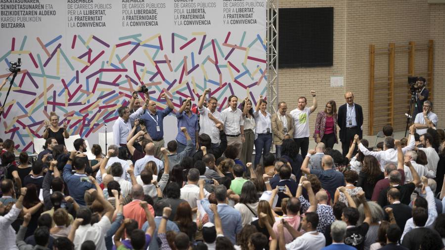 El líder de Unidos Podemos, Pablo Iglesias (c), durant la celebració Saragossa de l'assemblea extraordinària dels càrrecs públics i parlamentaris de la confederació. Foto: EFE