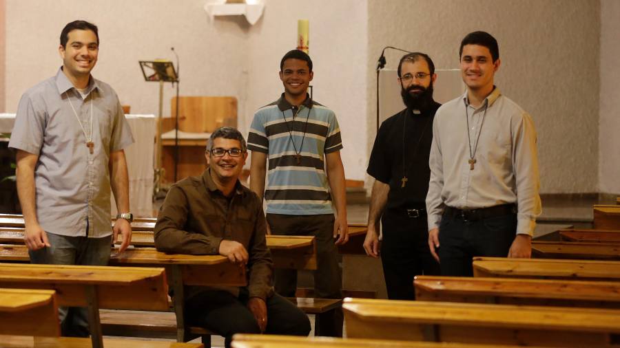 Cinco religiosos brasileños están a cargo de la iglesia de los capuchinos desde 2015. Foto: Lluís Milián