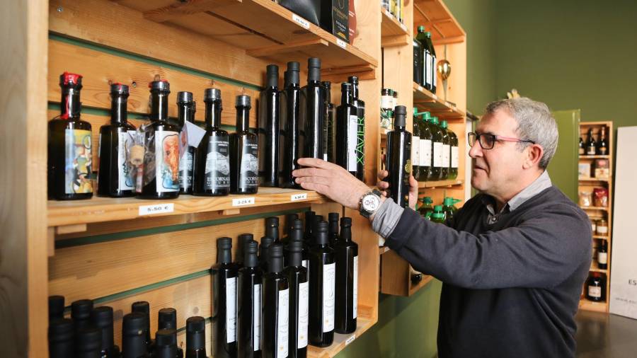 Josep Maria Serrat, director de la cooperativa, mostrando algunas de las botellas de aceite que producen. FOTO: Alba Mariné