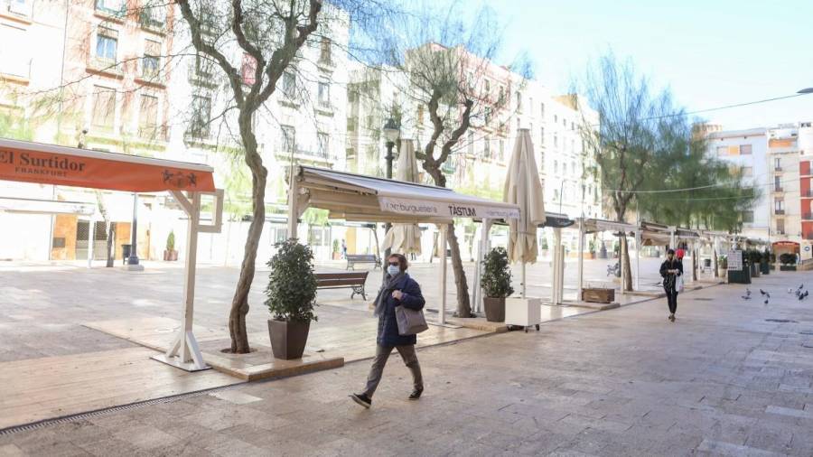 Imagen del aspecto de la plaça de la Font en Tarragona, tras el cierre de las terrazas. DT