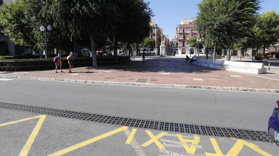Imagen de la Plaça dels Carros, lugar donde se podría instalar la noria durante el verano. FOTO: PERE FERRÉ