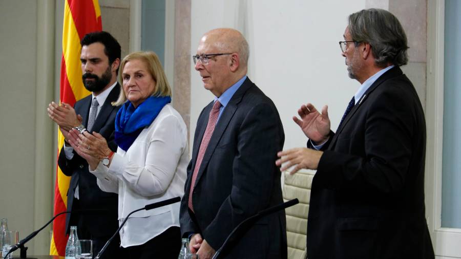 El president del Parlament, Roger Torrent, i els expresidents Núria de Gispert, Joan Rigol i Ernest Benach. FOTO: ACN