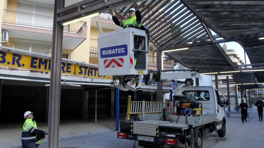 Técnicos de la empresa Rubatec haciendo tareas de mantenimiento en Salou. FOTO: Lluís Milian