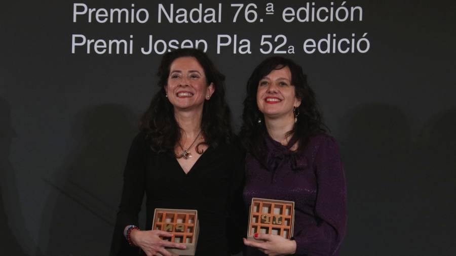 Ana Merino (i) y Laia Aguilar (d), ayer en Barcelona tras recoger los galardones. FOTO: ACN