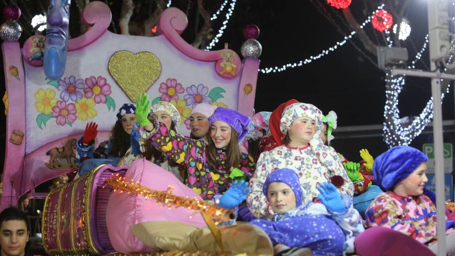 Los colores y los dulces fueron los protagonistas de la gran fiesta en el marco de la celebración de la cabalgata de los Reyes Magos. FOTO: Alba Mariné