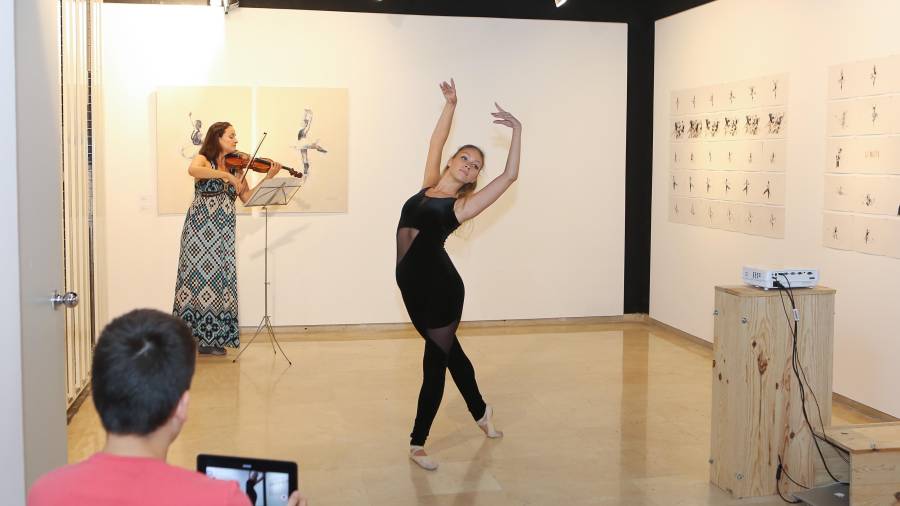 Les ballarines de l’Escola de Dansa Núria Díez, durant la seva actuació d’ahir a la Galeria Anquin’s. Foto: A.Mariné