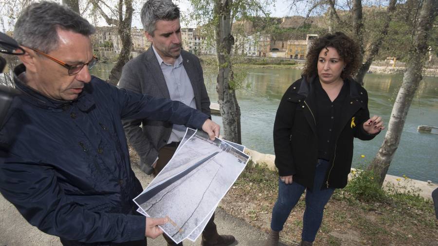 L’alcalde de Móra la Nova mostra una imatge del mal estat del dipòsit d’aigua del municipi. FOTO: JOAN REVILLAS