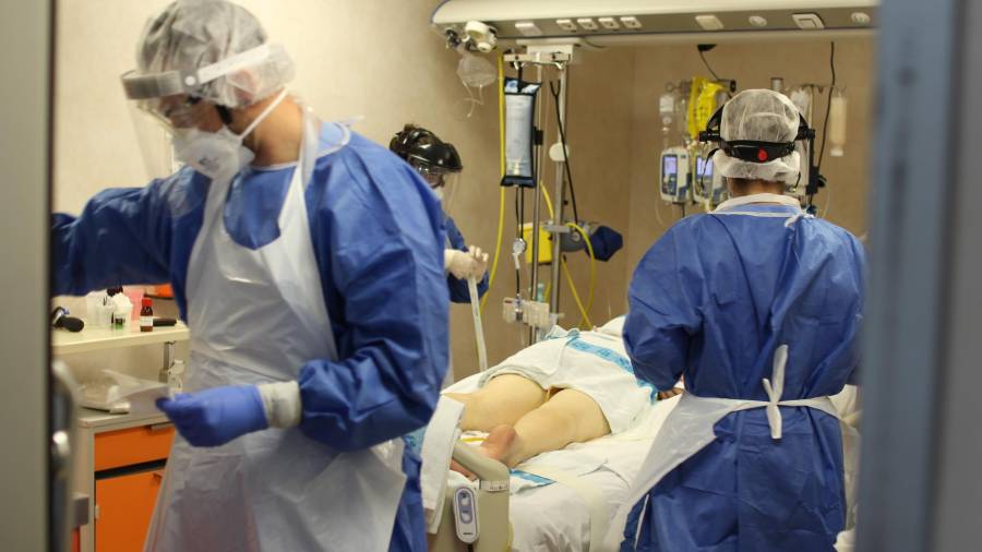 Sanitarios en la Unidad de Cuidados Intensivos en el Hospital Verge de la Cinta de Tortosa durante la pandemia. FOTO: ICS EBRE
