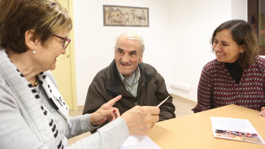 Montse y Remei, miembros de la Comunitat de Sant Egidio junto a Ramón, uno de los sin techo más veteranos. FOTO: ALBA MARINÉ