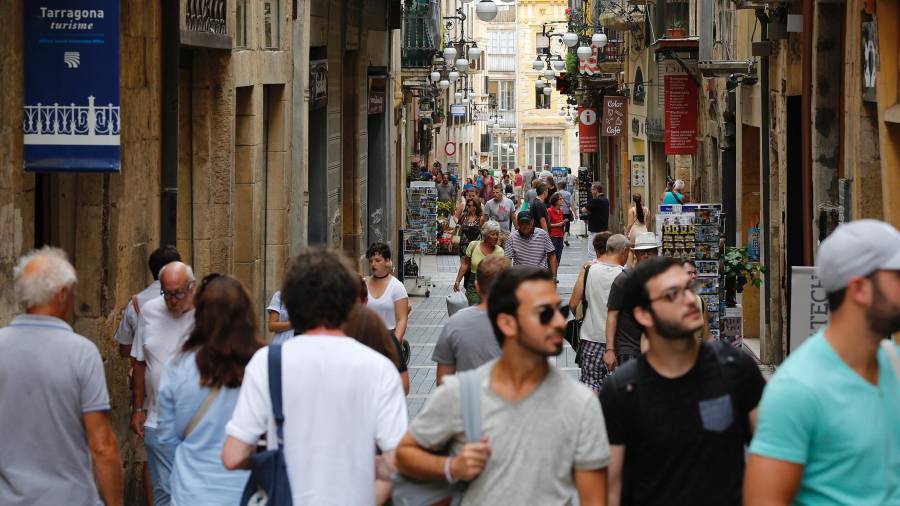 La afluencia de turistas en la calle Major de la Part Alta de Tarragona. Foto: Pere Ferré/DT