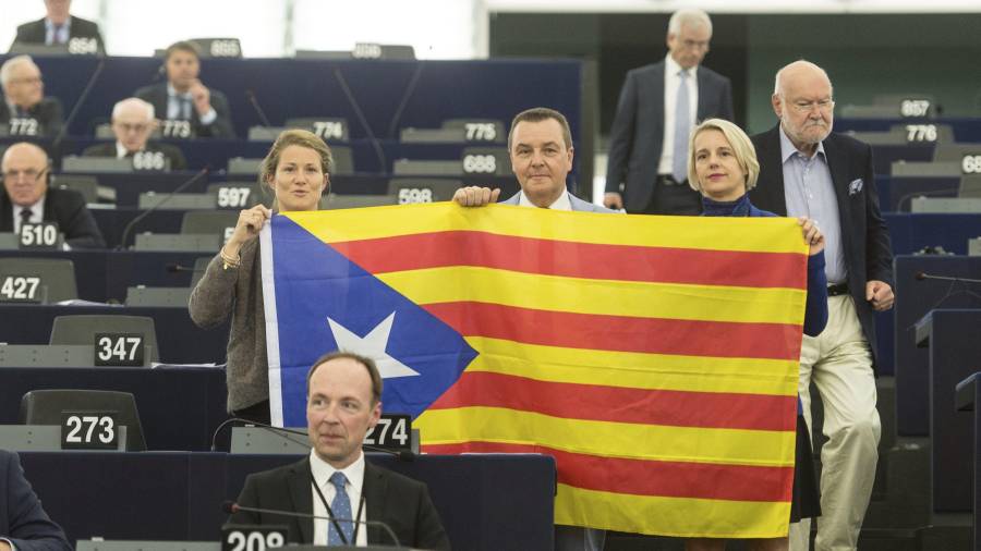Eurodiputados posan con una bandera estelada durante el debate pactado por la mayoría de grupos políticos sobre Catalunya