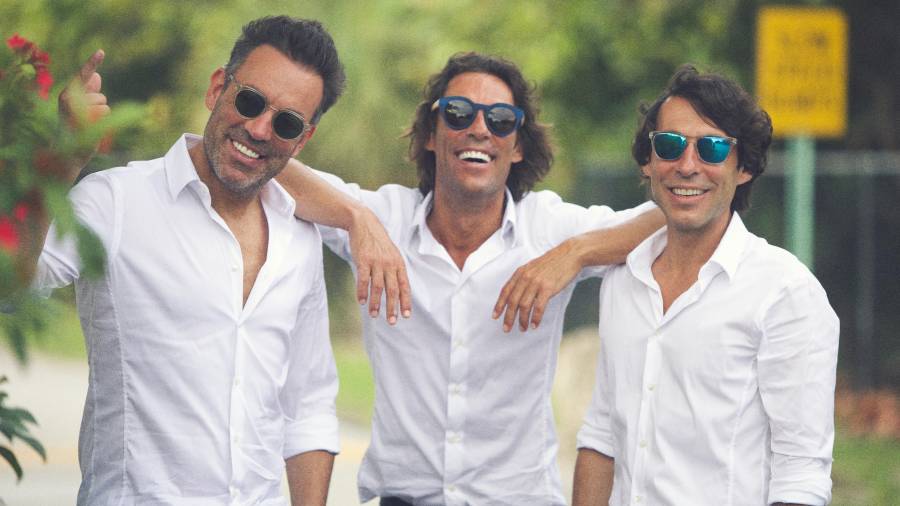 Manuel, Óscar y Raúl, los tres hermanos que forman Café Quijano desde el año 1997. FOTO: CEDIDA