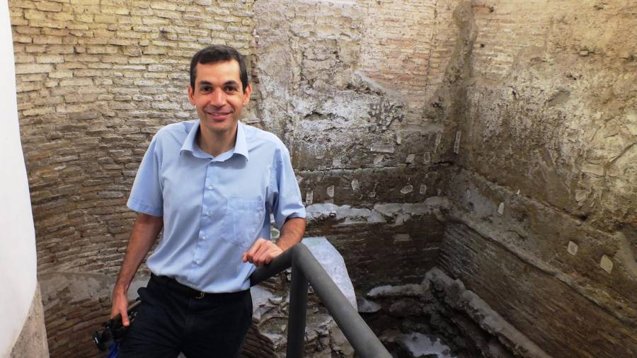 Javier Domingo en el interior de las estructuras arquitectónicas del s. I-II d.C. FOTO: CEDIDA