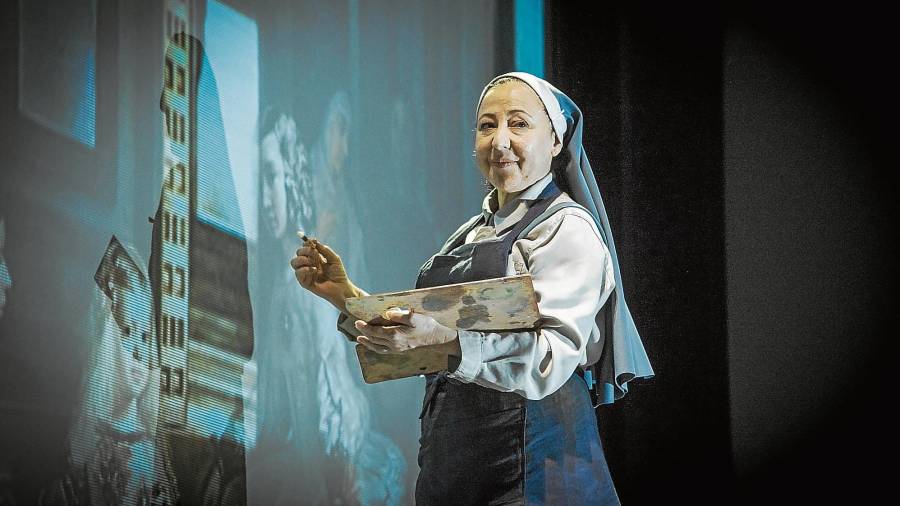 Carmen Machi en su papel de monja copista, ‘pintando’ Las Meninas. FOTO: cedida