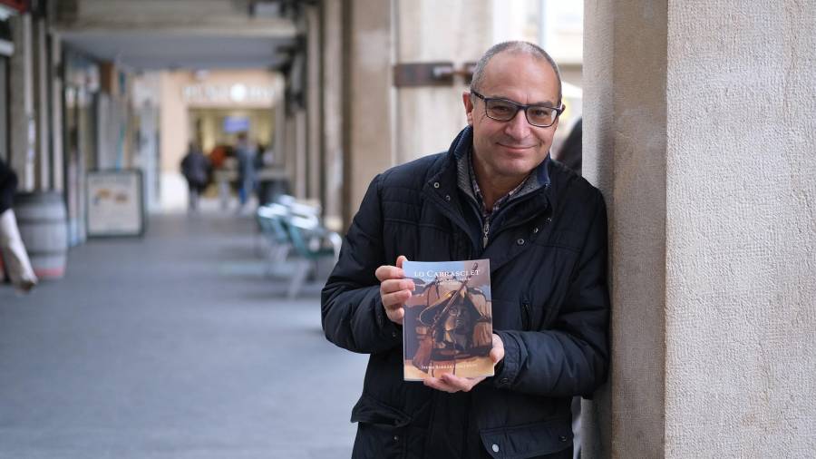 L’historiador Jaume Borràs, amb el seu llibre divulgatiu sobre el Carrasclet, al Mercadal. foto: f. a.