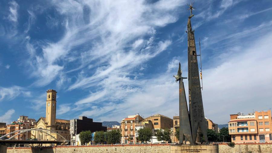 El monument franquista al bell mig del riu Ebre, a Tortosa. Foto: Joan Revillas