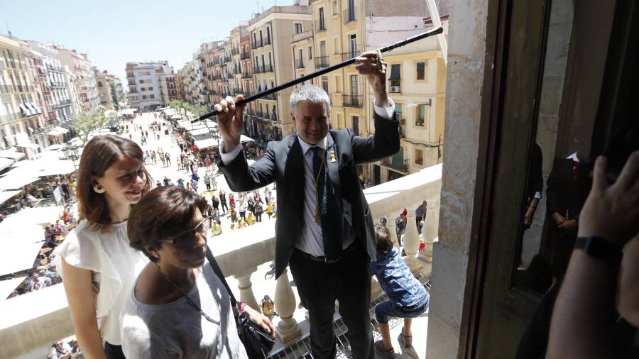 Pau Ricomà, ayer al mediodía, con la vara de mando en el balcón del Ayuntamiento de la Plaça de la Font junto a Carla Aguilar. FOTO: Pere Ferré
