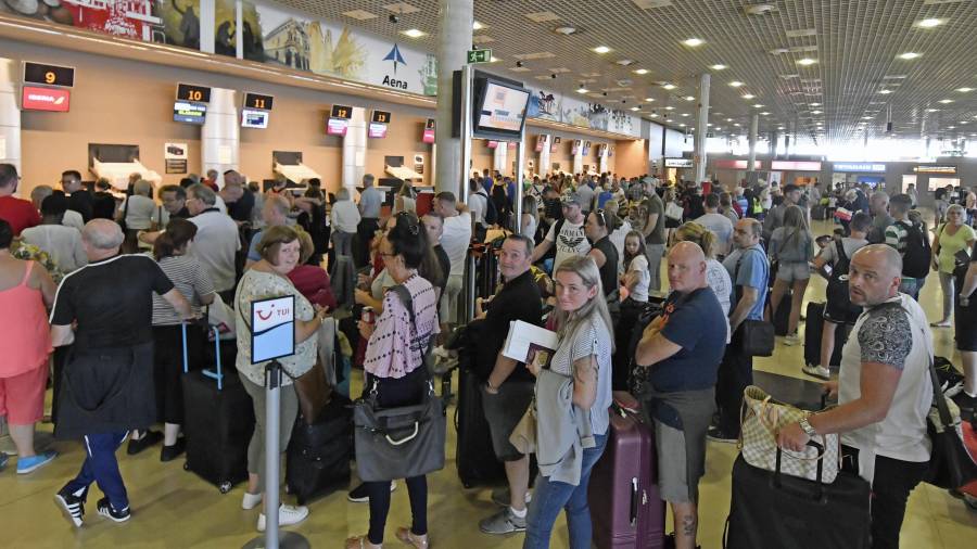Turistas británicos,la semana pasada enel aeropuerto de Reus esperando para embarcar hacia su país. FOTO: ALFREDO GONZÁLEZ