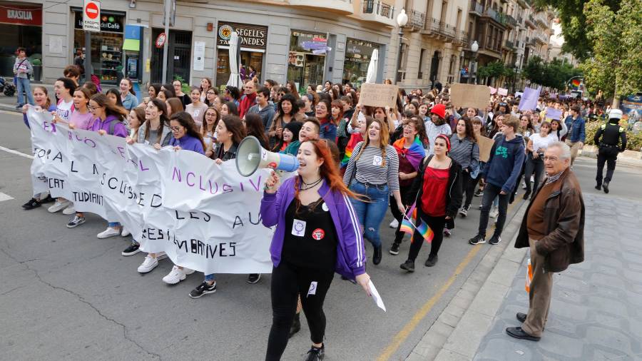 Un momento de la manifestación estudiantil de ayer, a su paso por la Rambla Nova. FOTO: Pere Ferré