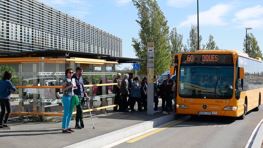 Imagen del bus urbano a su parada frente al Hospital Sant Joan. Foto: Fabián Acidres