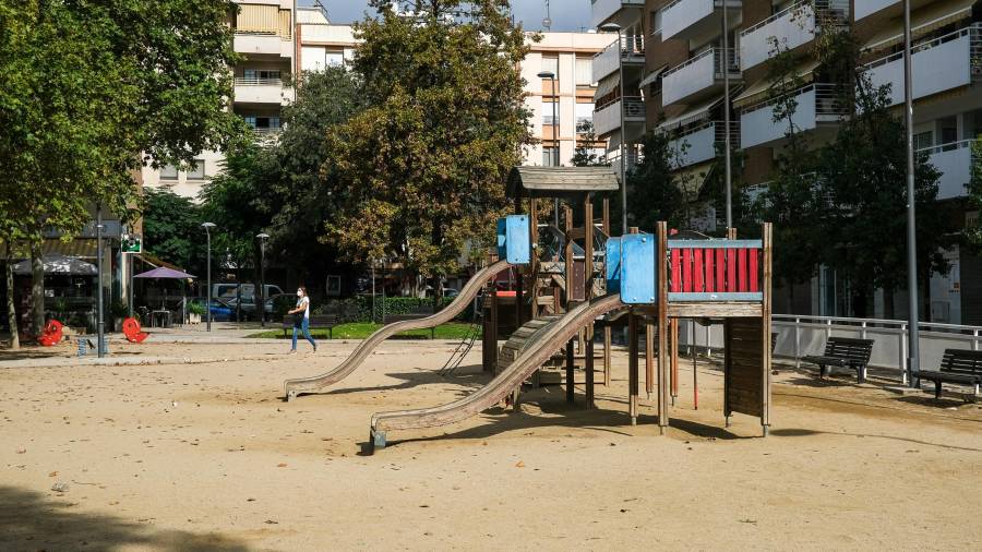 El parque de la plaza Antoni Correig, según detallan los vecinos, no se cambia desde hace, al menos, 20 años. FOTO: FABIÁN ACIDRES