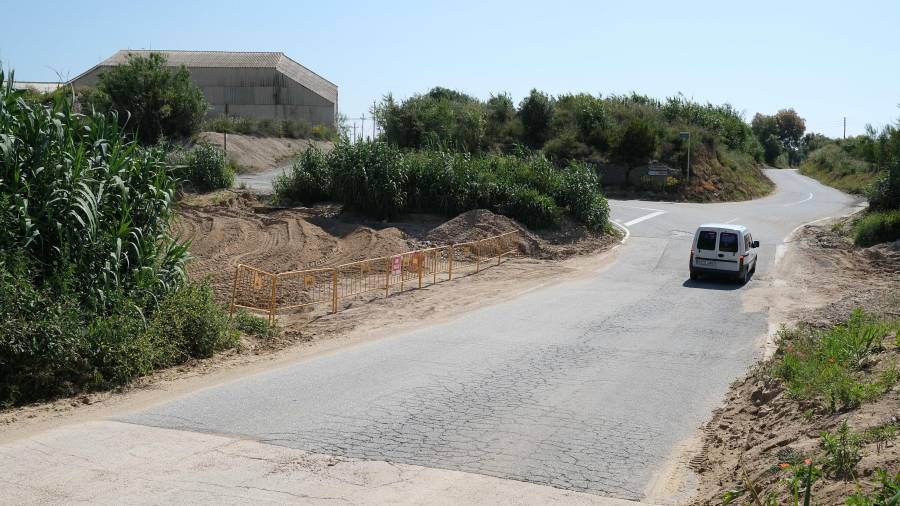 La ACA ya ha retirado varios metros cúbicos de arena para despejar la carretera. FOTO: FABIÁN ACIDRES