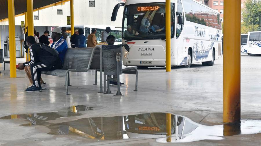 Charcos de agua en el interior de la estación de autobuses de Reus, tras la lluvia de este pasado domingo. FOTO: Alfredo González