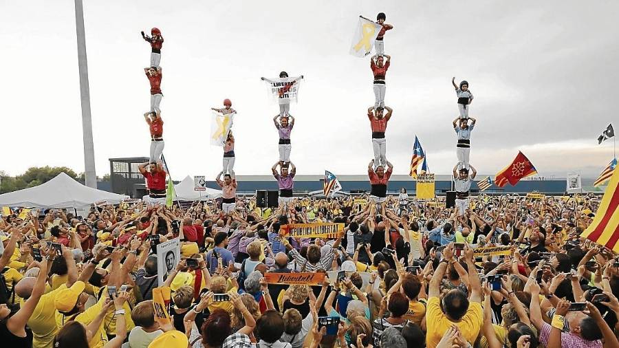 Imagen de los pilars que ayer realizaron cinco colles castelleres antes del acto. FOTO: Pere Ferré