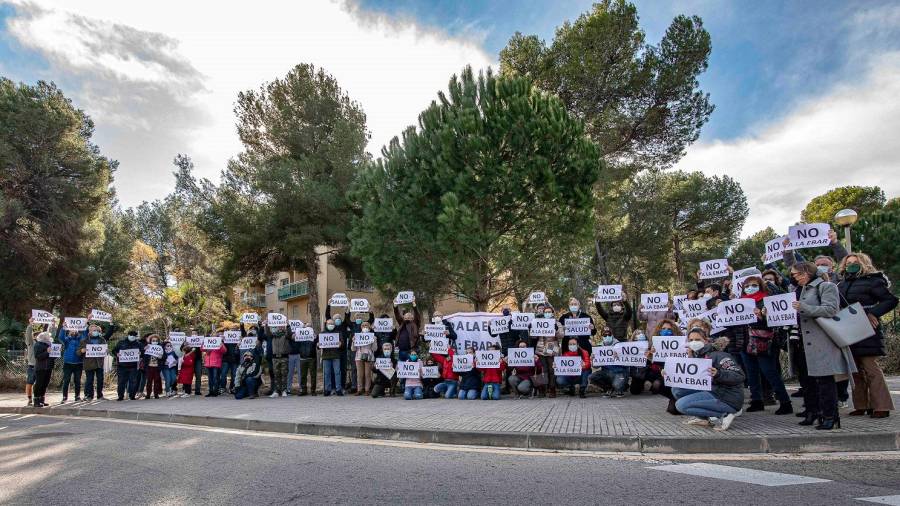 Vecinos de Golden Pineda de Salou protestan contra una estación de bombeo