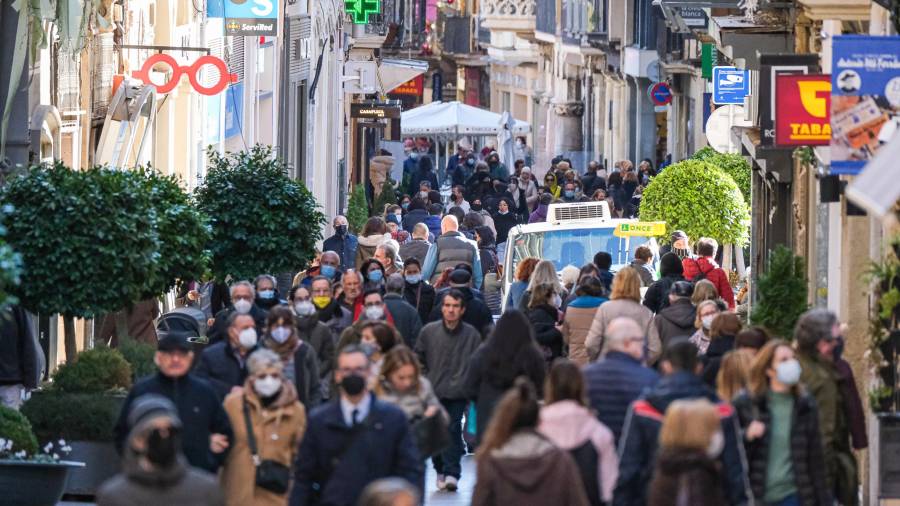 Las calles comerciales de Reus, como la Monterols, se han llenado cada día de gente. foto: Fabián Acidres