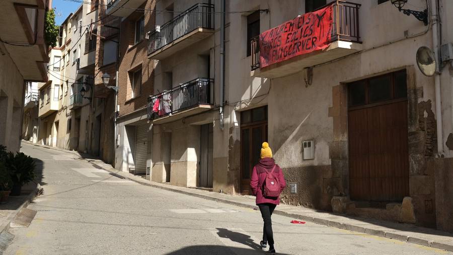 Una pancarta en una vivienda de Riudecols en que se puede leer ‘Aturem els parcs eólics de Puigcerver’. FOTO: FABIÁN ACIDRES