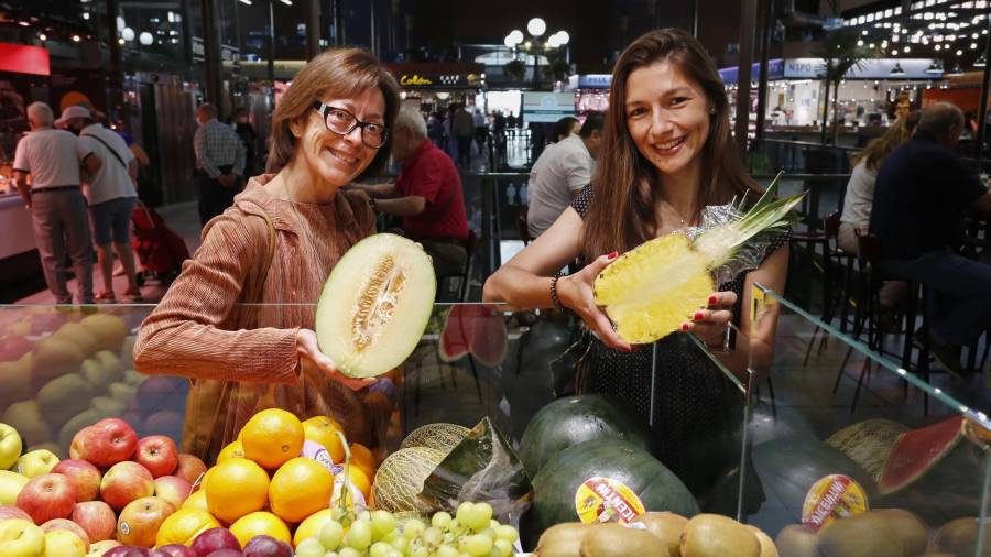 Desde la izquierda, María Teresa Prieto y Núria Ibarrola, en el Mercat Central de Tarragona. Foto: Pere Ferré