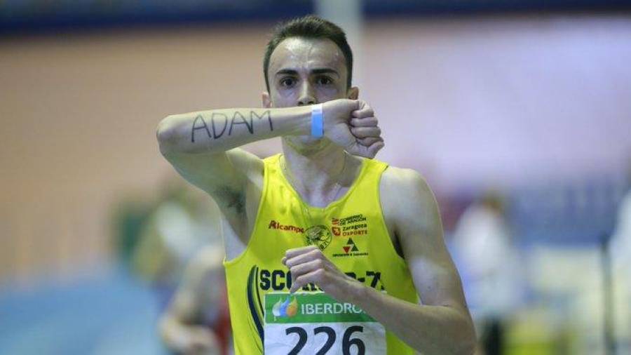 Eduardo Menacho, entrando a meta con el nombre de Adam escrito en la parte posterior de su brazo. FOTO: Federación Española de Atletismo